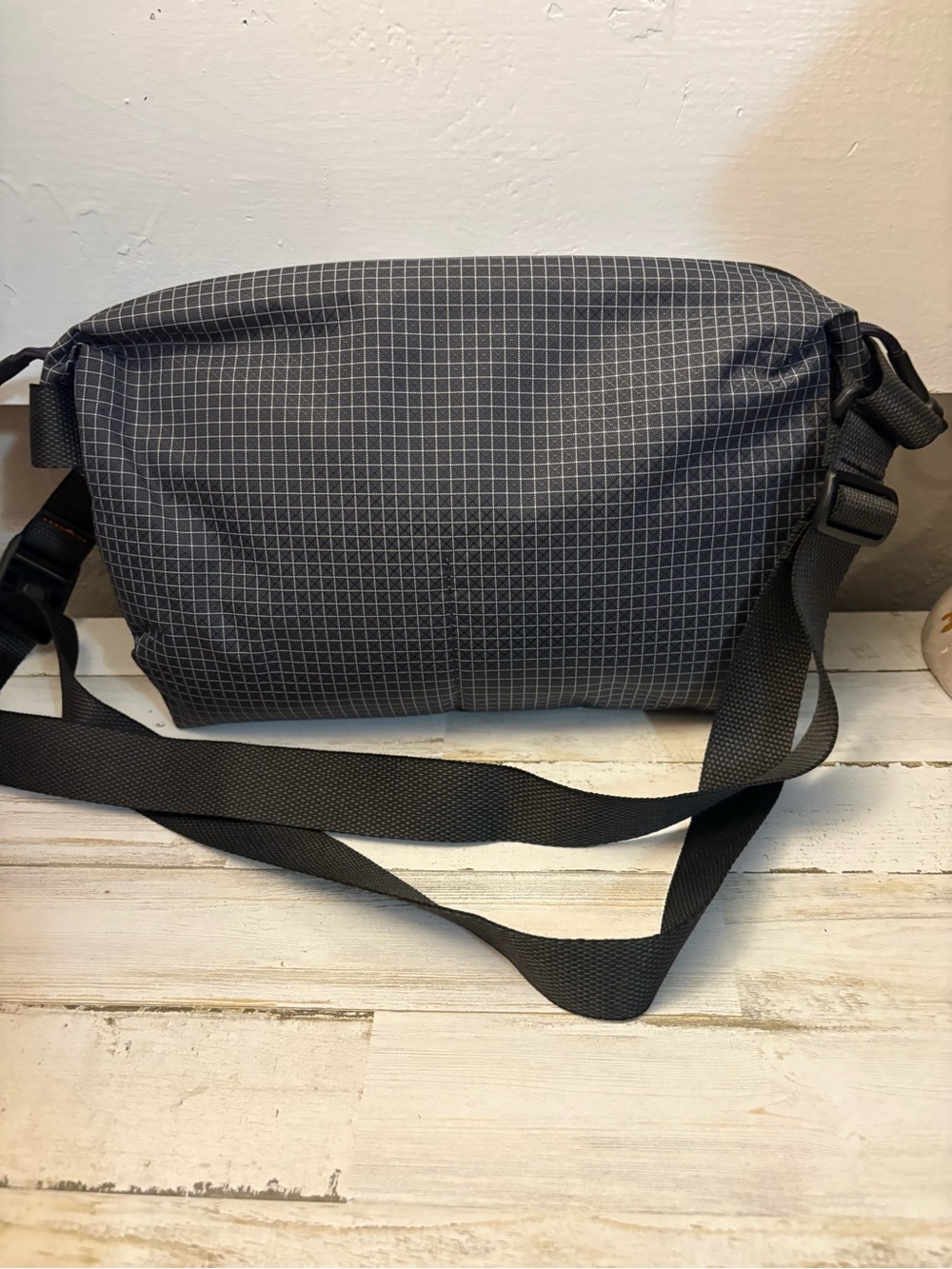 Bellroy Lite Sacoche crossbody Bag- Arcade Grey Grid-Pristine Condition - Picture 3 of 9